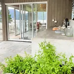 בית נופש Family With View Over Fjord, Mountain, Wood *