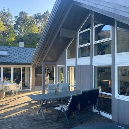 Family With View Over Fjord, Mountain, Wood Casa de Férias *